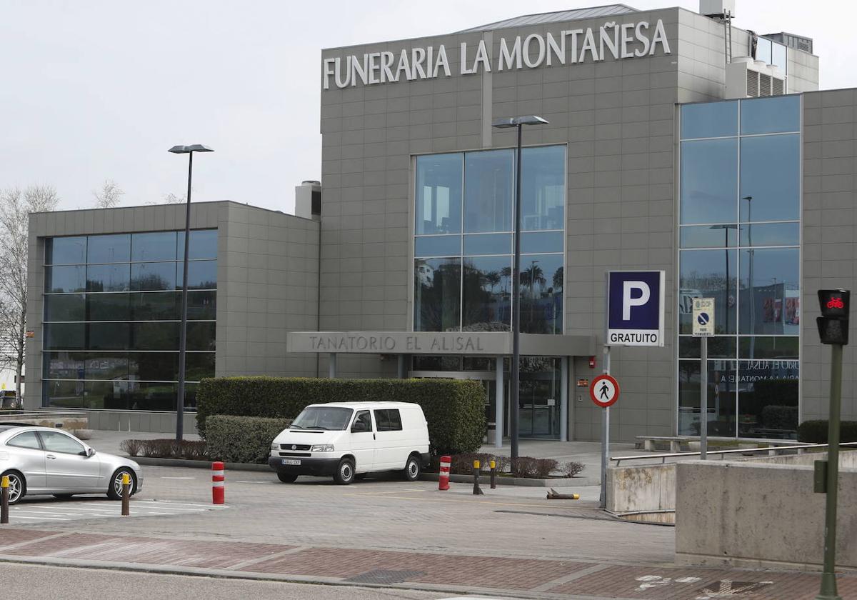 El parking exterior del tanatorio de El Alisal, donde sucedieron los hechos.