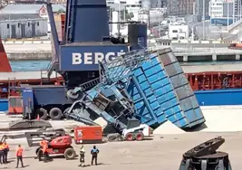 Operarios del Puerto observan la tolva derrumbada esta tarde en el Puerto de Santander.