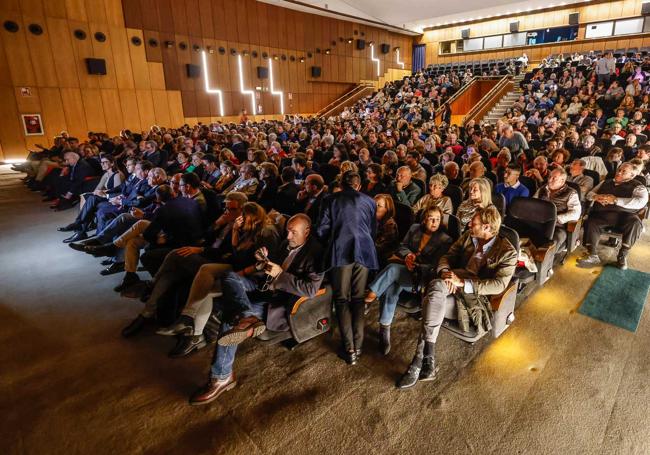 El salón de actos de Casyc, lleno para conocer de primera mano el cartel de la Feria de Santiago 2024