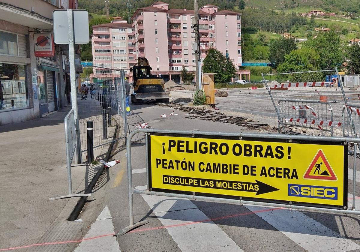 Corte de la calle Trabajadores de Authi por las obras en la red de saneamiento.