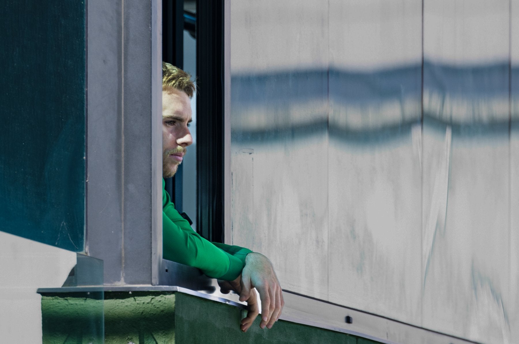 Peque, en la ventana del gimnasio de las Instalaciones Nando Yosu, observa el trabajo de sus compañeros.