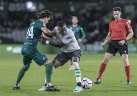 Fuentes Molina, al fondo, en el partido ante el Racing de Ferrol.