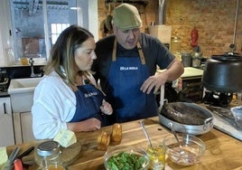 Antonio Vicente Gómez y Alicia del Castillo nos enseñan a preparar este sándwich con una carne muy especial.