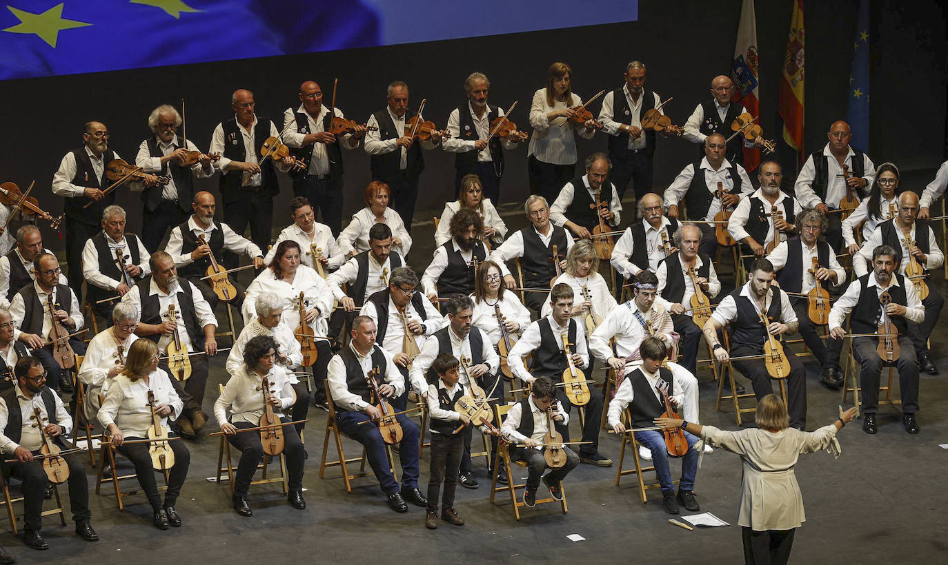 El himno de la Unión Europea tocado por decenas de rabelistas.