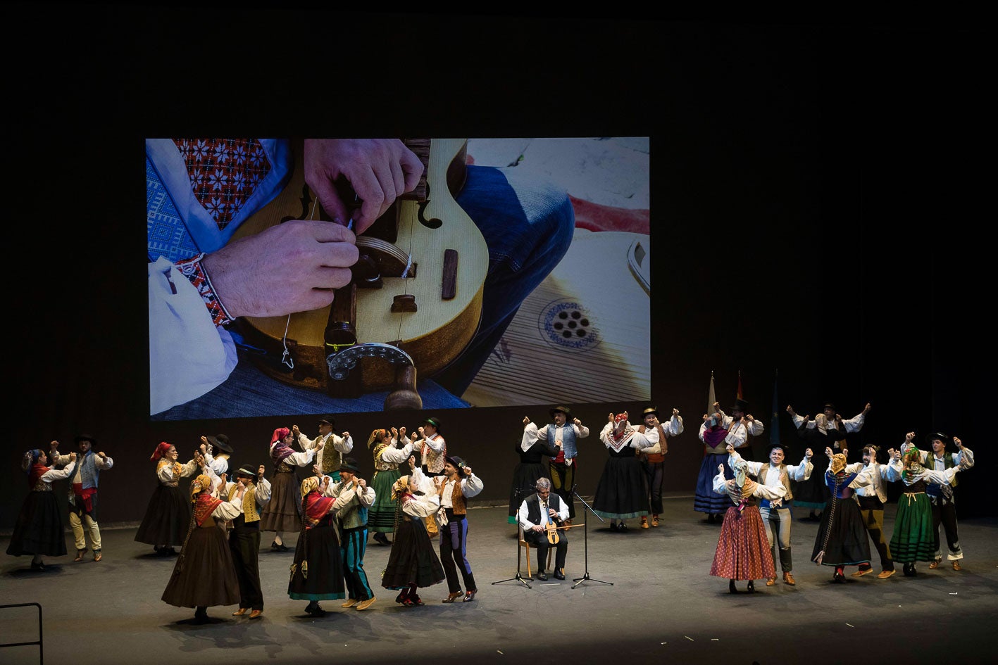 Los grupos de danzas San Pablo de Torrelavega, San Blas de la Montaña y Nuestra Señora de Covadonga (también de Torrelavega), junto a Chema Puente.