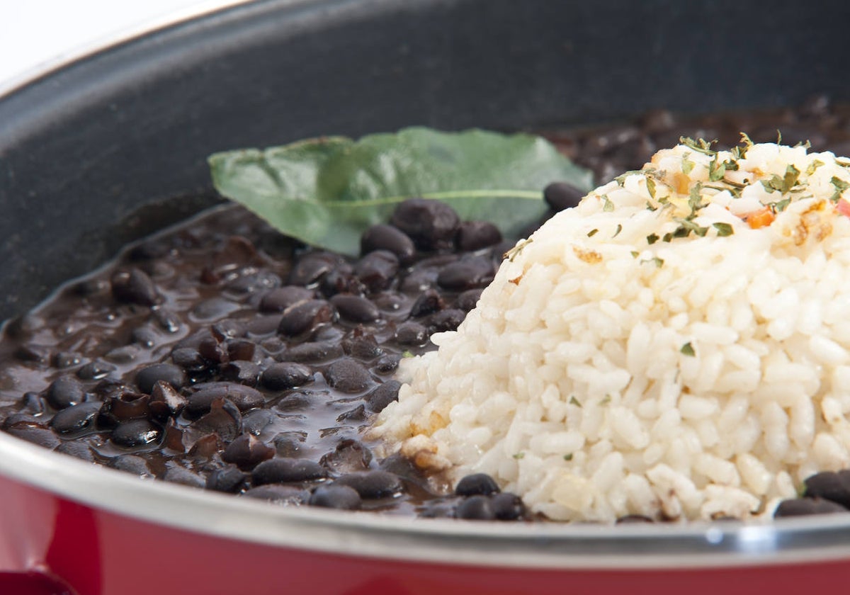 Unos frijoles encuentran el acompañamiento perfecto en el arroz.