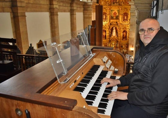 Norbert Itrich en el órgano que ha restaurado en la iglesia de Los Corrales.