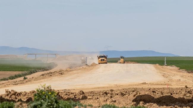 Imagen después - Las máquinas siguen trabajando, un año después, a la altura de Frómista. Los avances en este punto son evidentes.