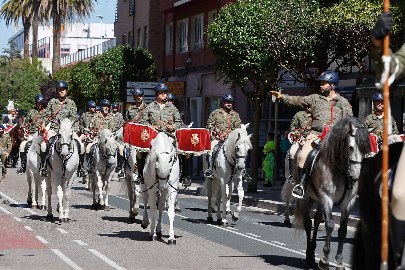 Pasacalle de la unidad militar por el centro de la ciudad.