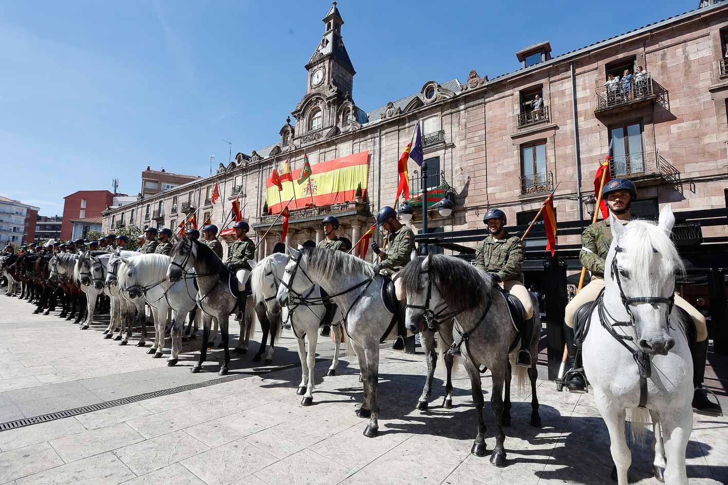 Parada militar ante el Ayuntamiento.