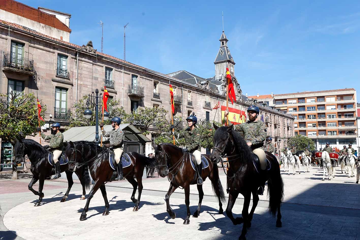 Llegada del escuadrón al Ayuntamiento.