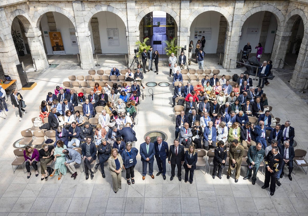 Los participantes en el congreso y las autoridades que les recibieron en el Parlamento durante el acto.