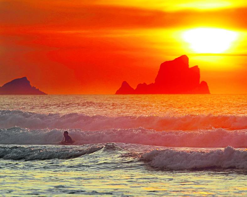 Atardecer desde una de las setenta playas que tiene Cantabria.