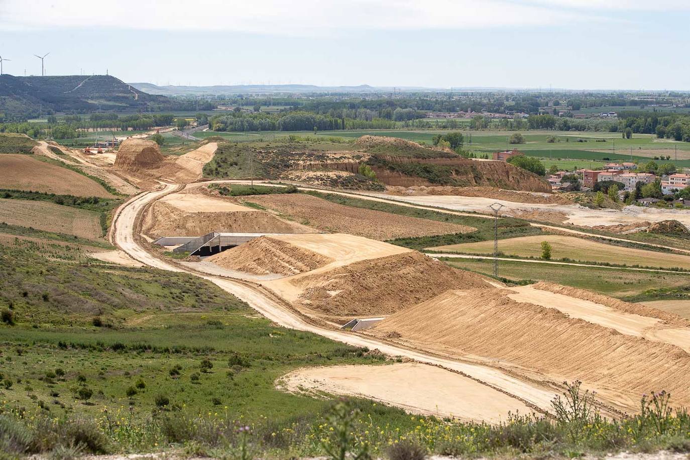 El trazado del AVE, ya perfectamente dibujado sobre el terreno, desde el castillo de Monzón.