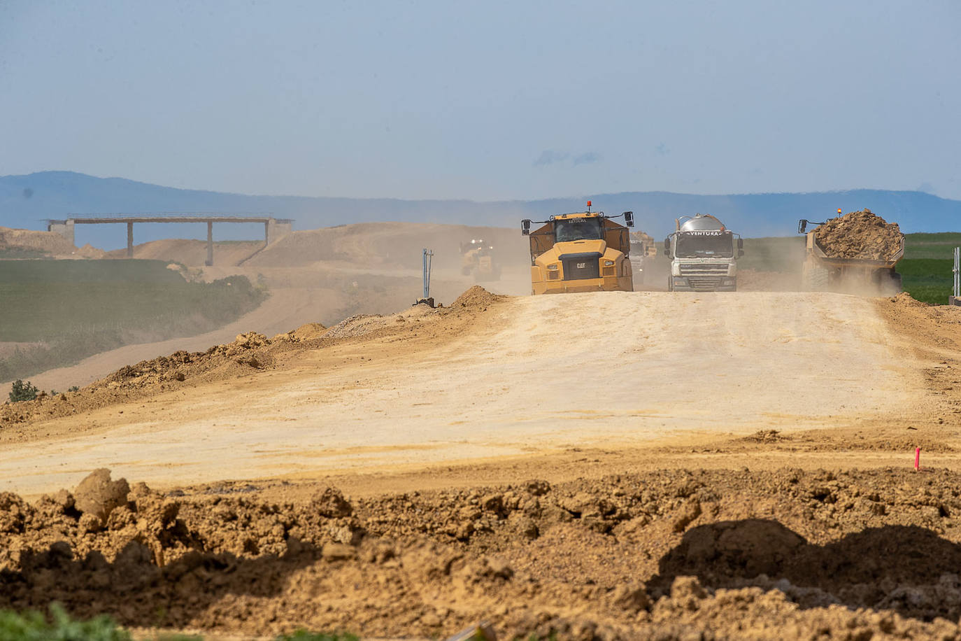 Los camiones mueven las últimas toneladas de tierra en uno de los tramos cuyas obras arrancaron en 2021. 