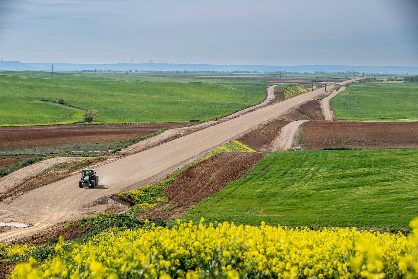 En los alrededores de Santillana de Campos el terreno ya está prácticamente acabo y listo para colocar la plataforma con los raíles.