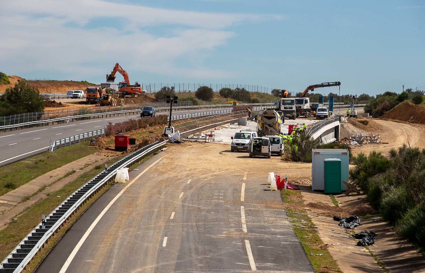 La A-67 está cortada a la altura de Santillana de Campos para la construcción de un viaducto para la autovía, bajo el que pasará el AVE. Durante seis meses, los vehículos tendrán que utilizar la carretera nacional N-611 que discurre en paralelo.