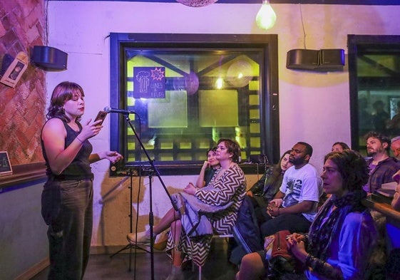 Una de las sesiones mensuales organizadas por Poetry Slam Santander