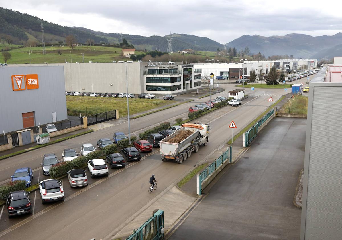 Un camión circula por el polígono industrial Tanos-Viérnoles, en Torrelavega.