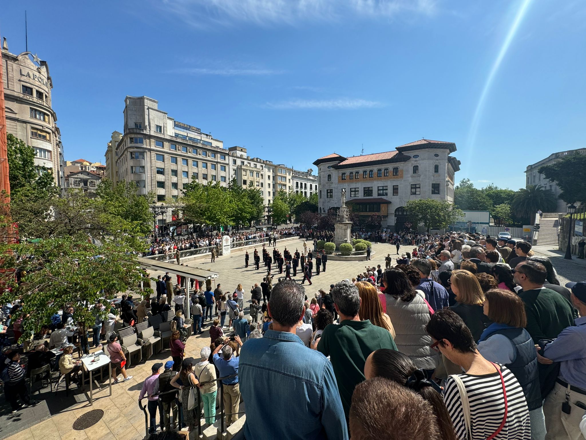 Cientos de personas rodearon la plaza de Alfonso XIII para disfrutar de la actuación de la Guardia Real.