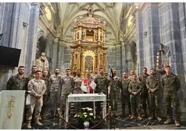 Los 16 integrantes de la Guardia Real con el Padre Juan Manuel Núñez que porta el Lignum Crucis