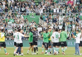 Los jugadores celebran con la grada la victoria