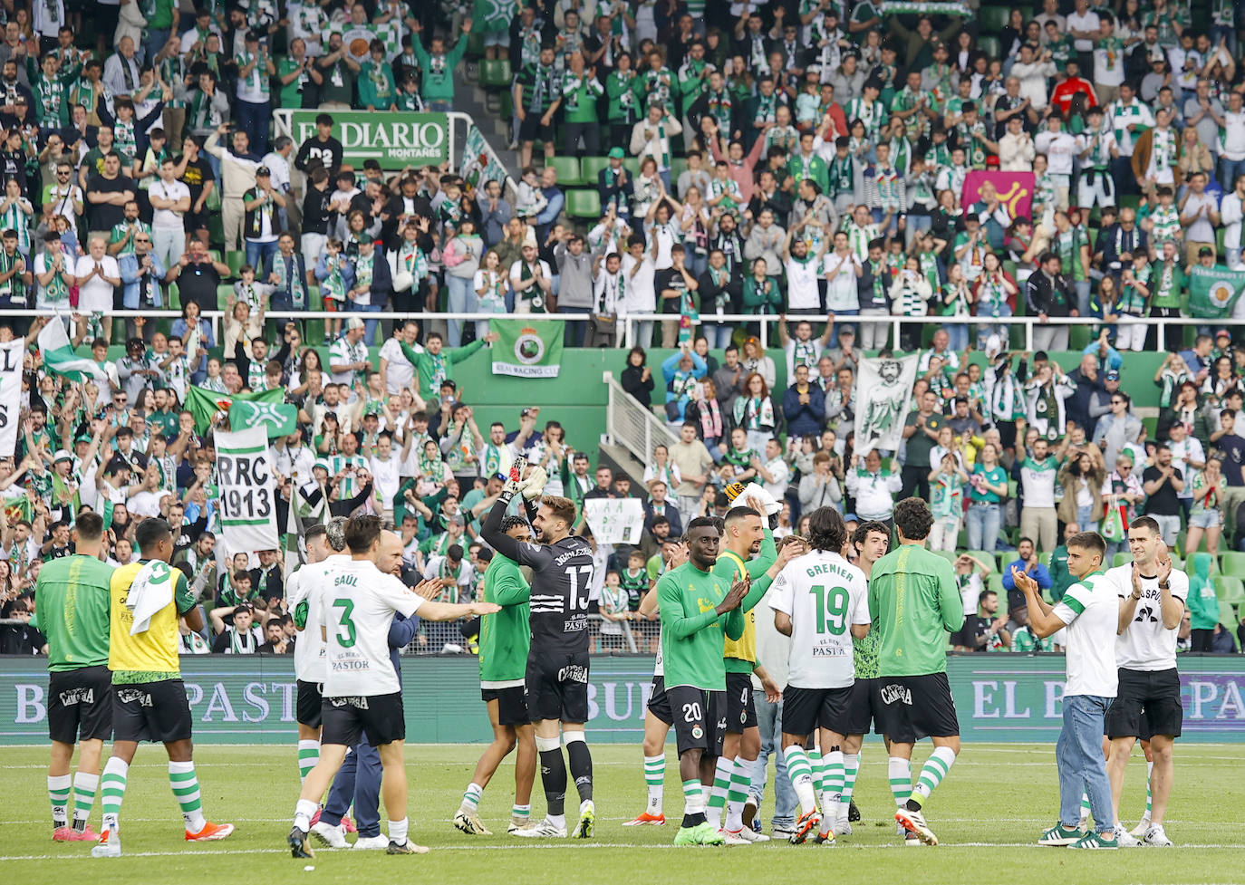 Los jugadores celebran con la afición racinguista el triunfo ante los burgaleses.