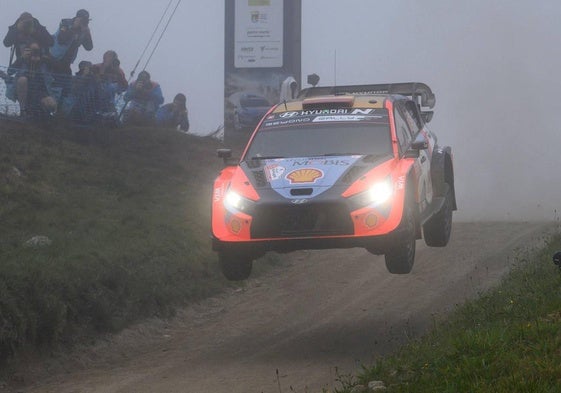 El piloto de Hyundai en pleno 'vuelo' sobre las pistas de Portugal.