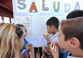 Escolares almuerzan en un descanso de las clases en un centro educativo. Promover hábitos saludables es uno de los objetivos del plan.