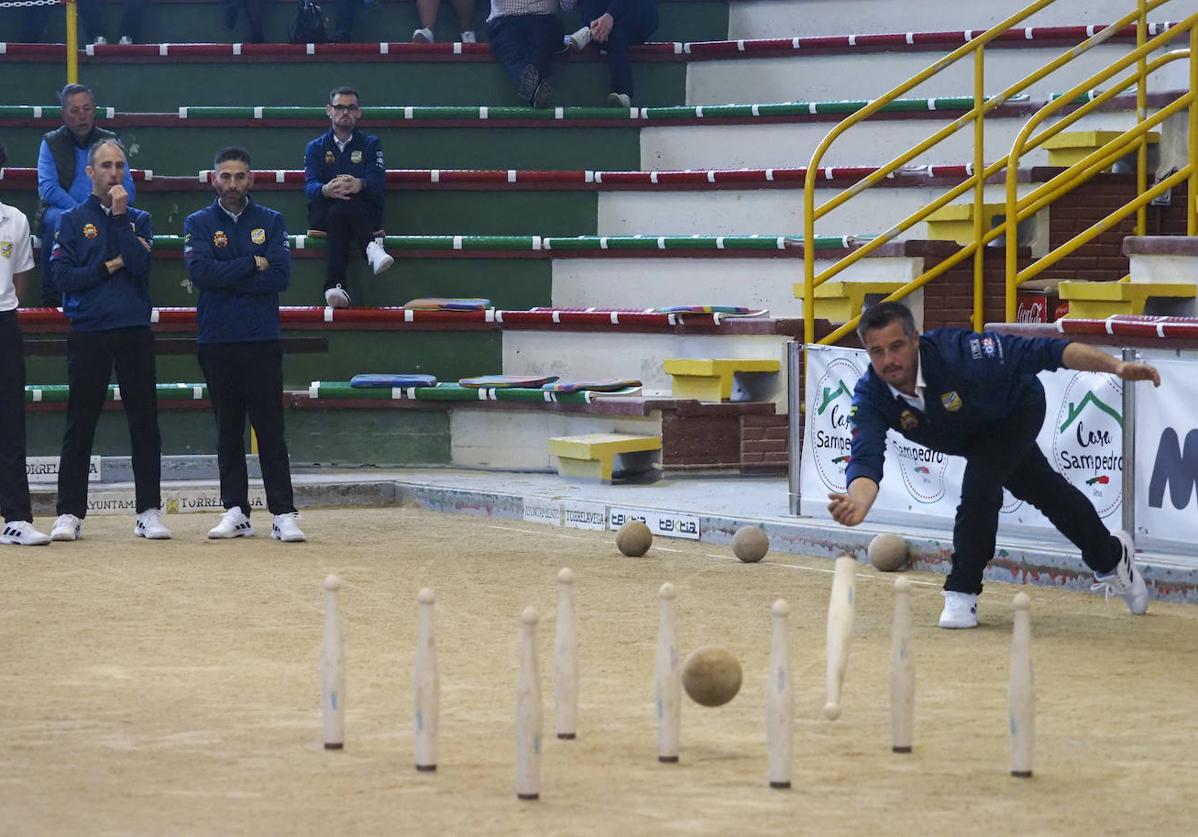 Carlos Gandarillas, al birle para Los Remedios en Torrelavega.