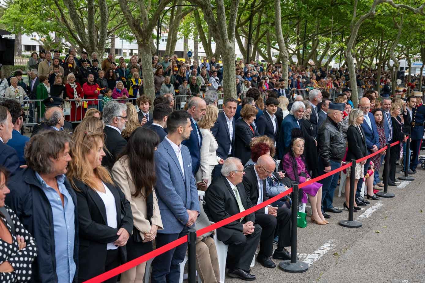 Personas esperando para jurar la bandera. La jura de bandera fue la primera parte de un acto que emocionó a todos los presentes.