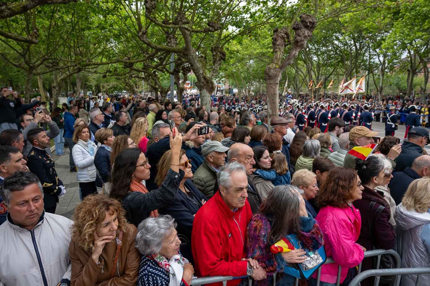 Miles de personas se acercaron a ver el desfile de la Guardia Real en Mesones.