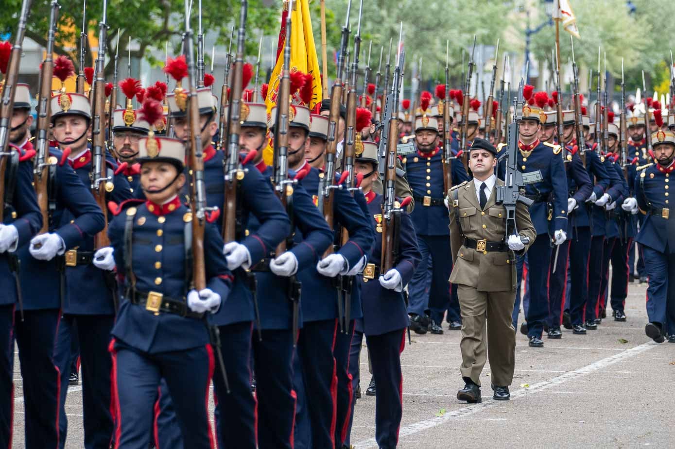 Un momento del desfile de la Guardia Real, con los fusiles en alto.