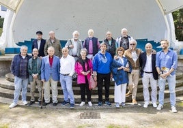 Arriba a la izquierda, Juan Carlos Solar, Emilio Carrera, Ángel Gutiérrez, José Luis Santiago, Francisco Santiago y Nanín Rodríguez. Abajo, por la izquierda, están Ángel Santiago, Gonzalo González, Ernesto Alonso, Cholo Mariño, Teresa Mier, Javier Aguirre, Marta de la Fuente, Luis del Campo Villegas, Francisco Antonio Villegas y Felipe Piña.