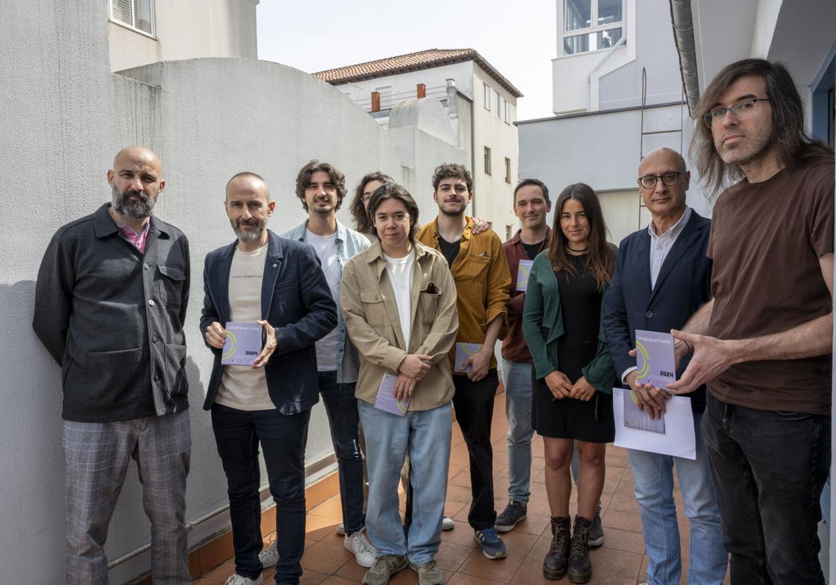 Directores y productores posan con Juan Antonio González Fuentes, Víctor Lamadrid y Christian Franco.