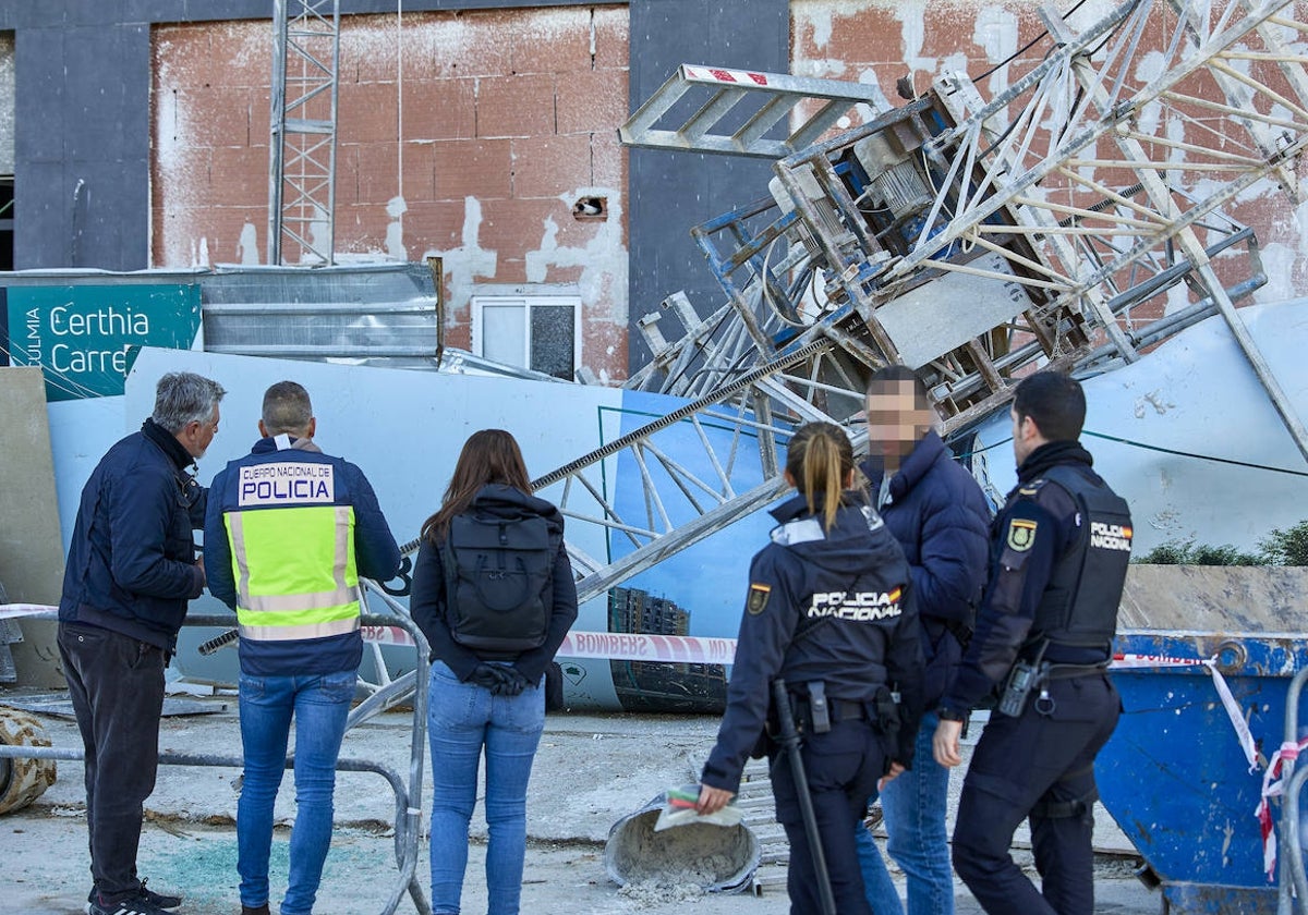 Policía y empleados tras un accidente laboral.