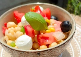 Ensalada de garbanzos con tomates de los valles pasiegos.