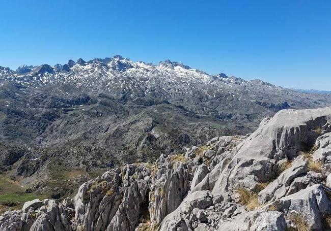 El macizo occidental, o Cornión, visto desde la cima del Jasca