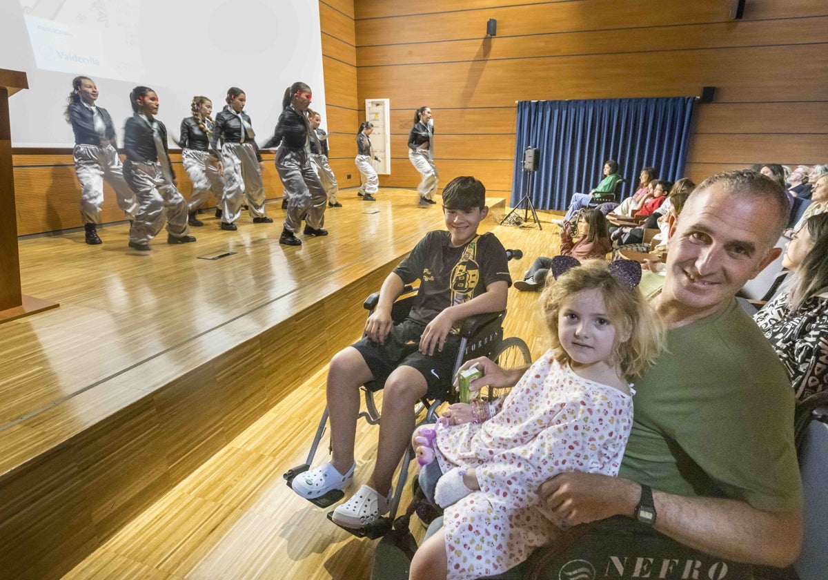 Daniel San Miguel, con su hija Lucía, y José Manuel Alonso, durante el espectáculo en Valdecilla.