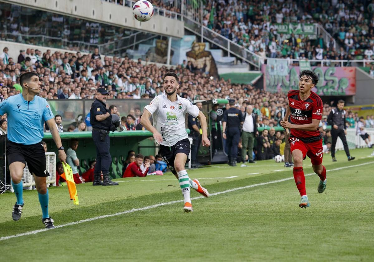 Imagen de una jugada del partido entre club cántabro y el Mirandés.