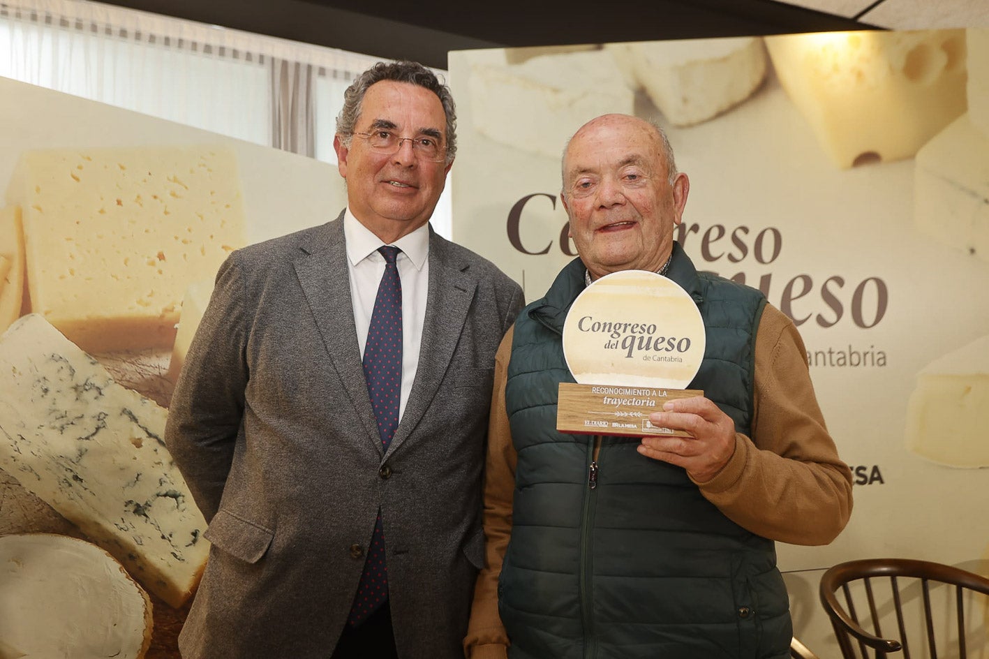 Paulino San Emeterio, director general de Pesca y Alimentación, con el quesero César Ruiz Cobo, de La Pasiega de Peña Pelada, premio a la trayectoria. 