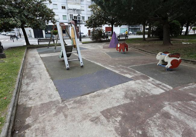 Los parques infantiles muestran su deterioro.