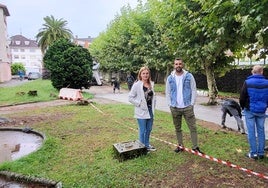 La teniente de alcalde Ana Obregón junto al presidente de la Junta Vecinal de La Penilla, Jesús Alonso.