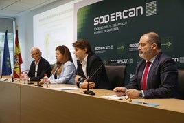 Didier Fleury, presidente del Clúster de Sostenibilidad de Cantabria; Elvira Carles, directora de la Fundación Empresa y Clima; el director del Área de Creación de Empresas, Innovación y Consolidación Empresarial de Sodercan, Alfredo Cuesta y Rubén Calderón, rector de la Universidad Europea del Atlántico.