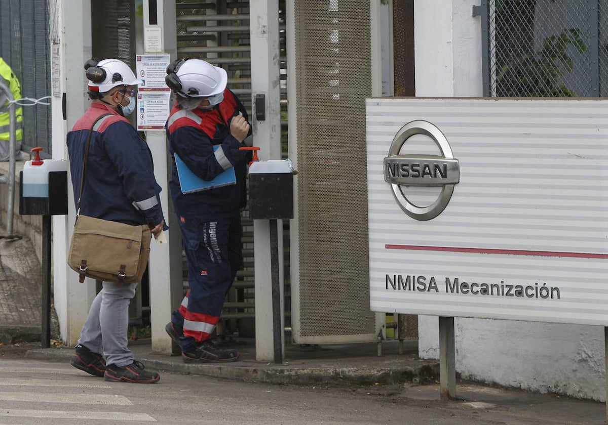 Trabajadores accediendo a Nissan Cantabria.