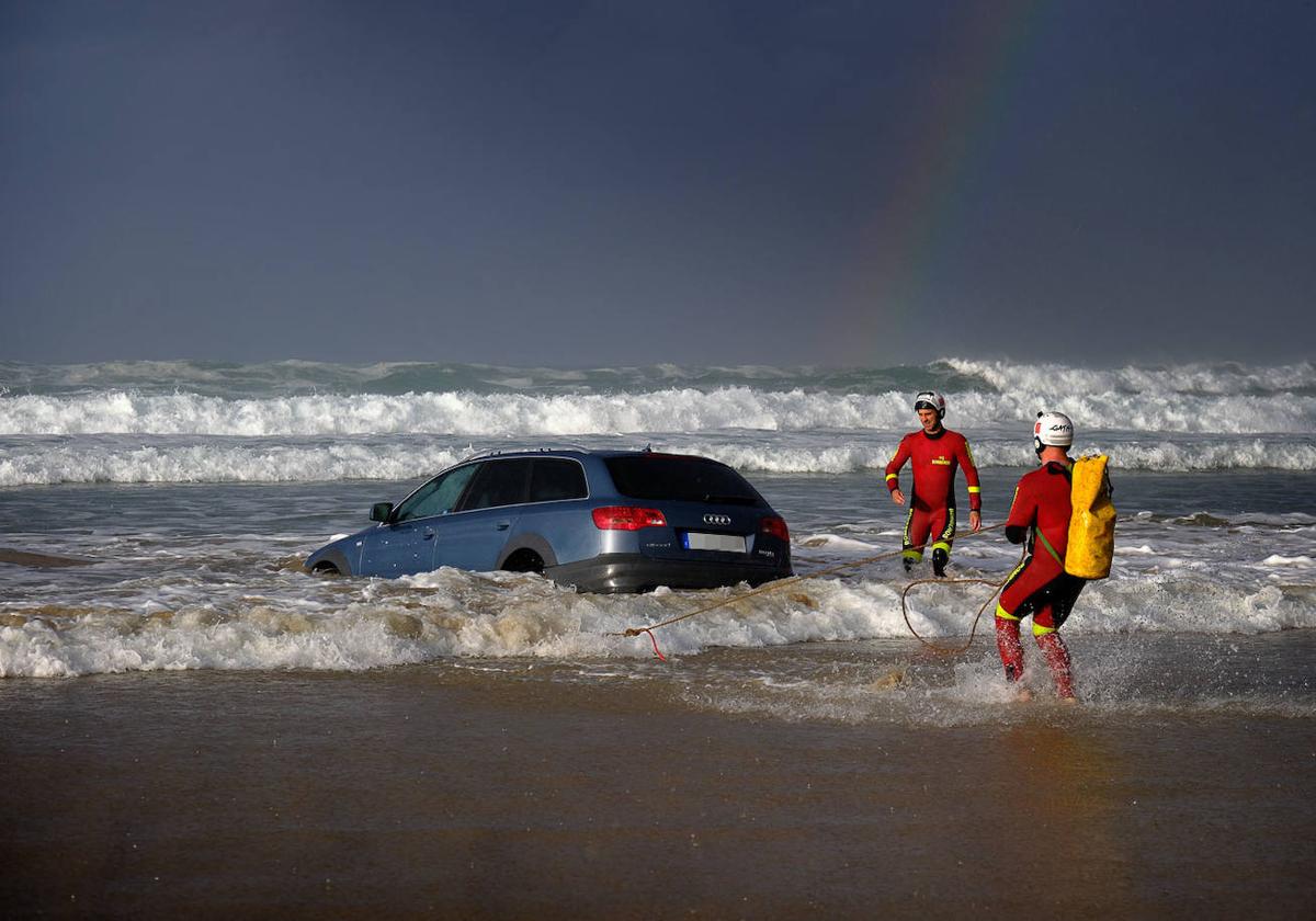 Van de trompos a la playa de Oyambre, el 112 les saca el coche del mar y ellos, en el bar