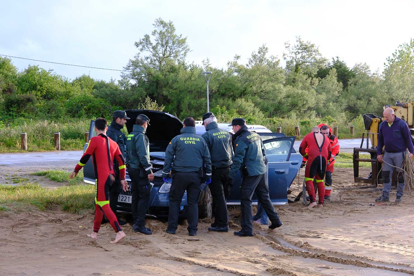 Tras recuperar el coche, los agentes registraron el vehículo y posteriormente interrogaron a sus propietarios.