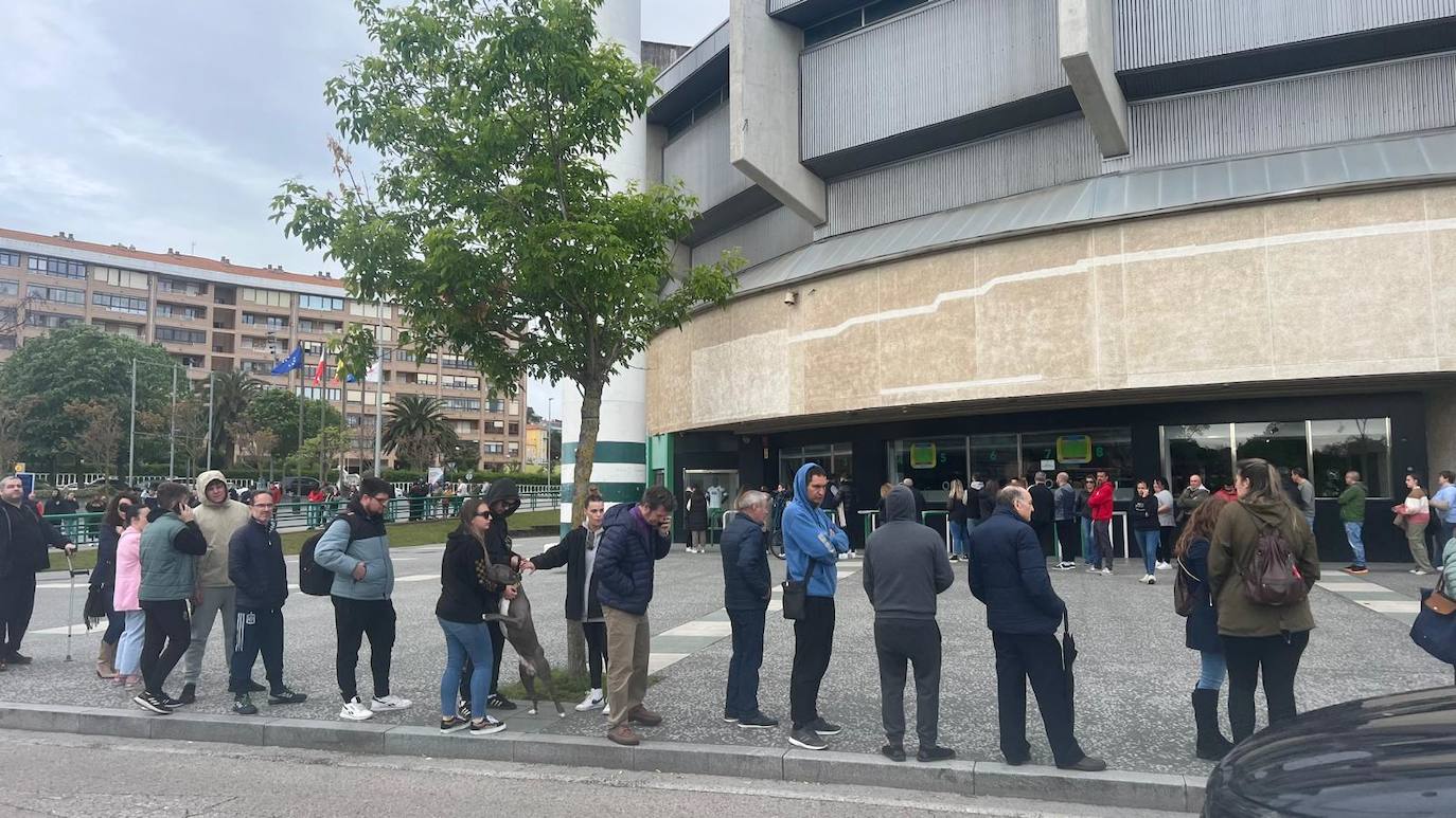 Imagen secundaria 1 - Imágenes de las colas en las taquillas.