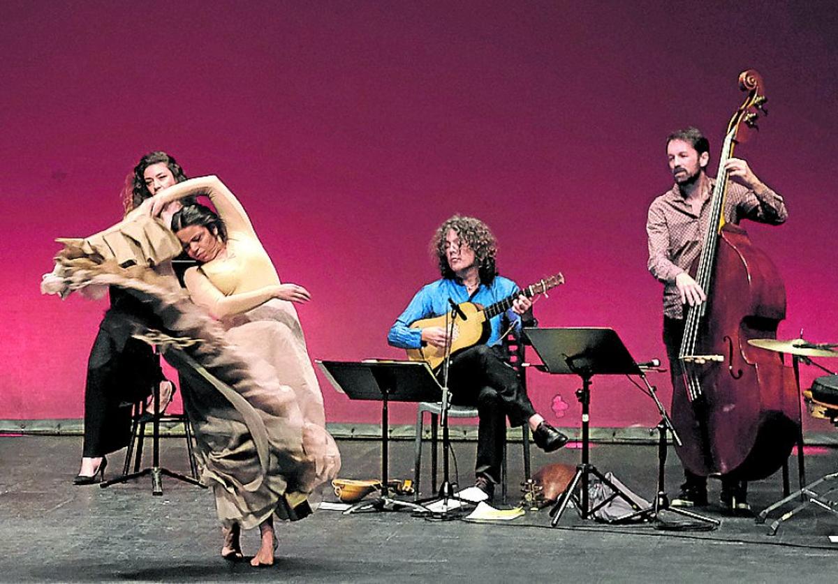 El Amor Brujo. Miren Zeberio (violín barroco y rabel), Vicente Parrilla (flautas de pico), Elies Hernándis (sacabuche), Teresa Hernández (cante), Sara Jiménez (bailaora), Enrike Solinís (guitarras, laúd, guiterna), Pablo Martín Caminero (violone) y David Chupete (percusiones).