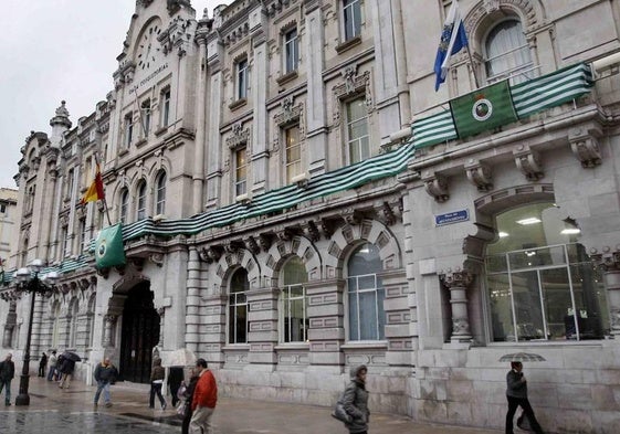 El Ayuntamiento de Santander, con la bandera del Racing en su balcón en 2008.